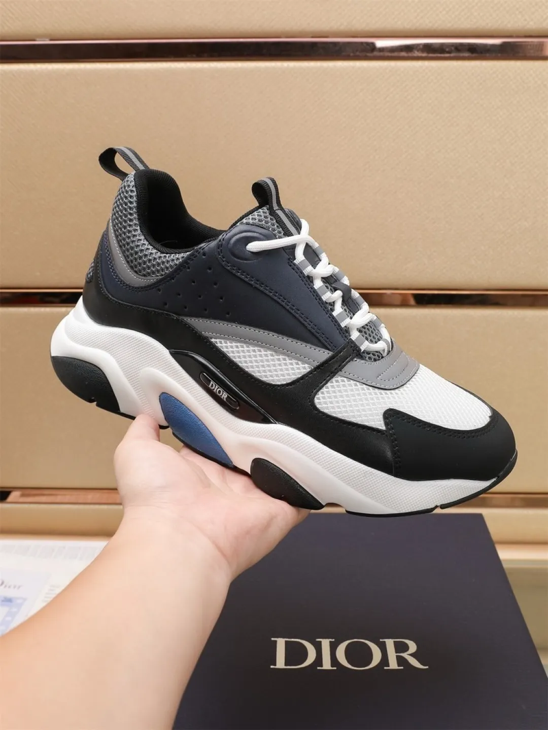 Men's shoes 💰P460💰【Dior】Dior✨ is online at the same time👏 This casual sneaker is a new product in the series and continues Di*r's classic style. The upper is made of original mesh and cow leather, with a two-color textured outsole, and the brand's iconic details on the rear collar and heel to enhance the style. Fashionable and versatile. Wear it with jeans or slacks for a casual look. Size: 38-44 (45 customized)